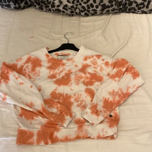  Tjocktröja  Rosa-röd - Ingen aning var den är ifrån men säljer den för 40kr pris kan diskuteras