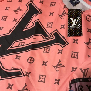 LV Tröja+Byxor - Louis Vuitton ”pyjamas”. Tröja+byxor. Byxorna går ner lite över knäna ungefär. Ej äkta. Köpte till min mamma men passade tyvärr inte henne. Skriv gärna vid intresse🥰