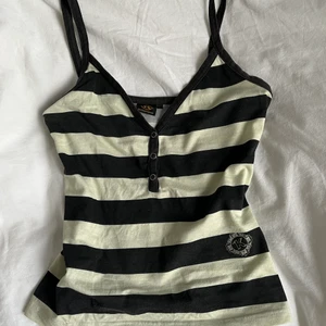 Randigt linne med knappar - Så coolt och unikt linne med knappar!💫 Plaget är i fint skick och fin passform på kroppen💖 