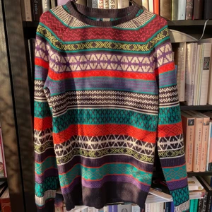 Söt stickad tröja i fina mönster!!  - Köpt från second hand men i helt nytt skick :) jag har använt den mycket lite pga att den är lite för liten. Inte stickigt material! 