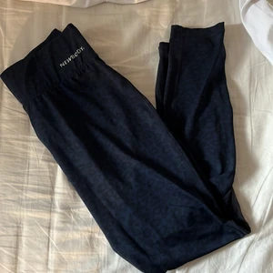 Nyskick, new body träningstights strl S - Mörkblåa träningstights med leopardmönster. Endast testade, helt i nyskick! Nypris ca 350kr. Finns en liten ficka över rumpan. Frakt 52kr❣️