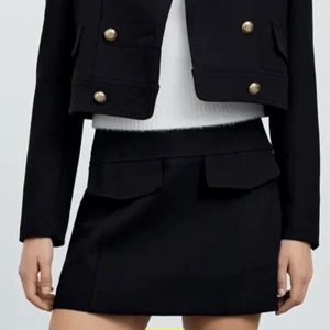 Zara svart minikjol - BUDA BARA OM DU ÄR 100% PÅ ATT BETALA. Säjer denna helt nya zara kjol då den inte passa mig. Jättefin med prislapp kvar. Buda i kommentarerna❤️❤️❤️Köparen står för frakten som är 66kr❤️❤️❤️Storlek m men passar s också❤️❤️❤️