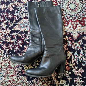 Högklackade stövlar - Svarta högklackade stövlar använda några gånger och liteskrynkliga💗