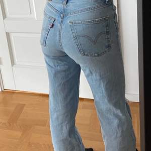 Säljer nu mina blåa fina levis jeans då de inte kommer till användning längre! Köpta för 1000, säljer för 200💗 frakten ingår inte i priset, erbjuder även spårbar frakt! 