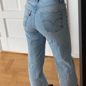 Levis jeans - Säljer nu mina blåa fina levis jeans då de inte kommer till användning längre! Köpta för 1000, säljer för 200💗 frakten ingår inte i priset, erbjuder även spårbar frakt! 