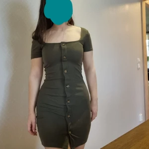 Klänning  - Skön luftig sommarklänning! Jätte fin i mossgrön färg, men inte min stil längre.😊 