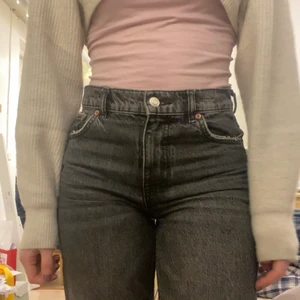 Zara midrise jeans - Säljer nu mina Zara midrise jeans, i grå färg, för att de används för lite, är lite stora i midjan och är lite för små över rumpan. Är 163 cm och de är lite för långa på mig, men faller snyggt över skorna. Frakten står köparen för. Det är bara att höra av sig vid frågor, så svarar jag så snabbt jag kan!🌟