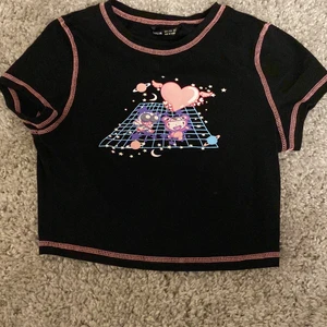 SHEIN tröja, nästan helt oanvänd  - En jätte fin och skön tröja från SHEIN nästan helt oanvänd och känt material. Anledningen till att den säljs är att min stil har ändrats och har inte haft någon andvändning av tröjan. Jag står inte för frakt