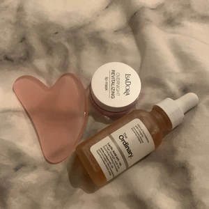 Smink hudvård - Säljer detta som ett kitt buda gärna det är blodsmaken som många söker efter med en lipmask och nån gud grej allt är oanvänd i värde över 200kr kan sälja det för 100kr