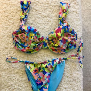 Bikini x Hanna Schönberg  - Bikini från Hanna Schönbergs kollektion tillsammans med NA-KD. Storlek på topp: 70C/ storlek på underdel: S. Aldrig använd med skyddslapp kvar på bikiniunderdelen :)