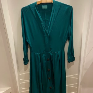 Dress  - Turquoise klänning från Ghost. Superfin och i bra skick. Sitter skönt på kroppen. Funkar som båda vinter och sommarklänning 🙏🏼