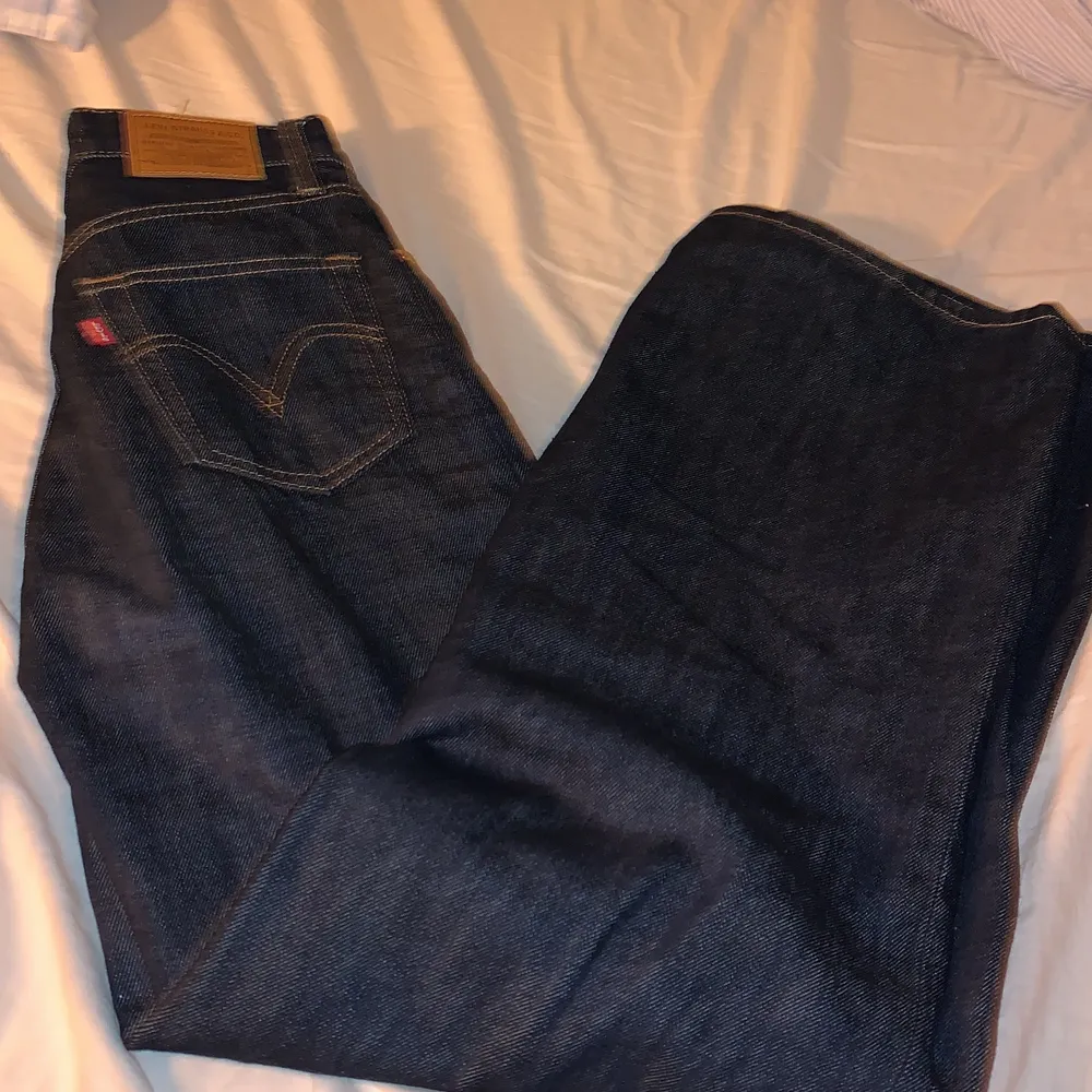 Jättefina Levis jeans!! Köpta gör på Plick men var tyvärr förstora. Jätte bra skick☺️. Jeans & Byxor.