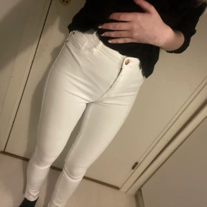 Vita jeans - Vita molly jeans från gina tricot i storlek s men skulle säga att de passar xs också. Fint skick.