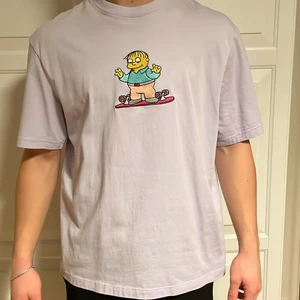 Oversized t-shirt med tryck  - Lila oversized t-shirt från H&M med tryck på bröstet i strl.L. Säljes pgr av att den inte längre kommer till användning. Nypris 199kr säljes för 100kr+frakt, köparen står för frakten.