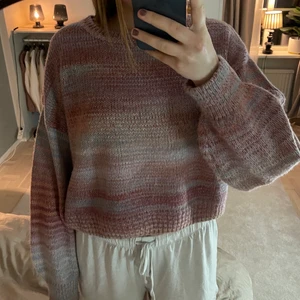 Stickad tröja - Stickad tröja från cotton on. Strlk M. Använd ca 5 gånger, superfin men kommer inte till användning. 150kr + frakt. Nypris 300kr