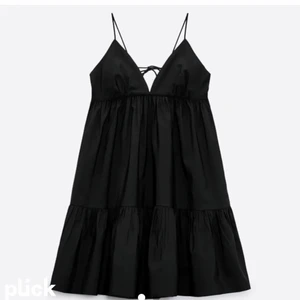 zara klänning - säljer denna populära och slutsålda zara klänning i storlek 34! jättefin att använda med tjocktröja!!