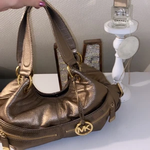 Michael Kors väska - Säljer denna guldiga MK väskan🤍🤍🤍🤍🤍 skriv om ni är intresserade! Köparen står för frakt! 