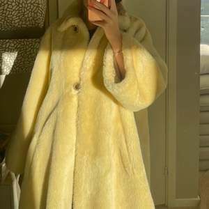 Superfin varm fake pälsjacka i gul/vit färg! Oversized i modellen köpt på second hand💘 säljer pga har för många, bra skick!!