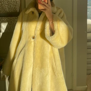 Fakepäls jacka - Superfin varm fake pälsjacka i gul/vit färg! Oversized i modellen köpt på second hand💘 säljer pga har för många, bra skick!!