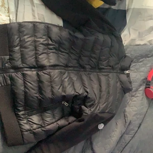 Moncler cardigan  - Tja säljer nu min jacka byten kan va intressanta kom priv för mer bilder pris går p diskutera jackan e äkta