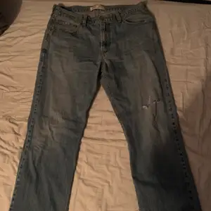Tvär feta jeans från Levis, perfekt om man vill gå för den mer baggy stilen. Säljs för att de är för stora för mig.