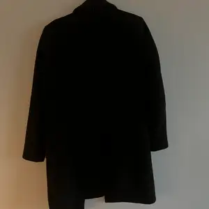 En svart kappa från Ellos i storlek 34. I ett fint skick