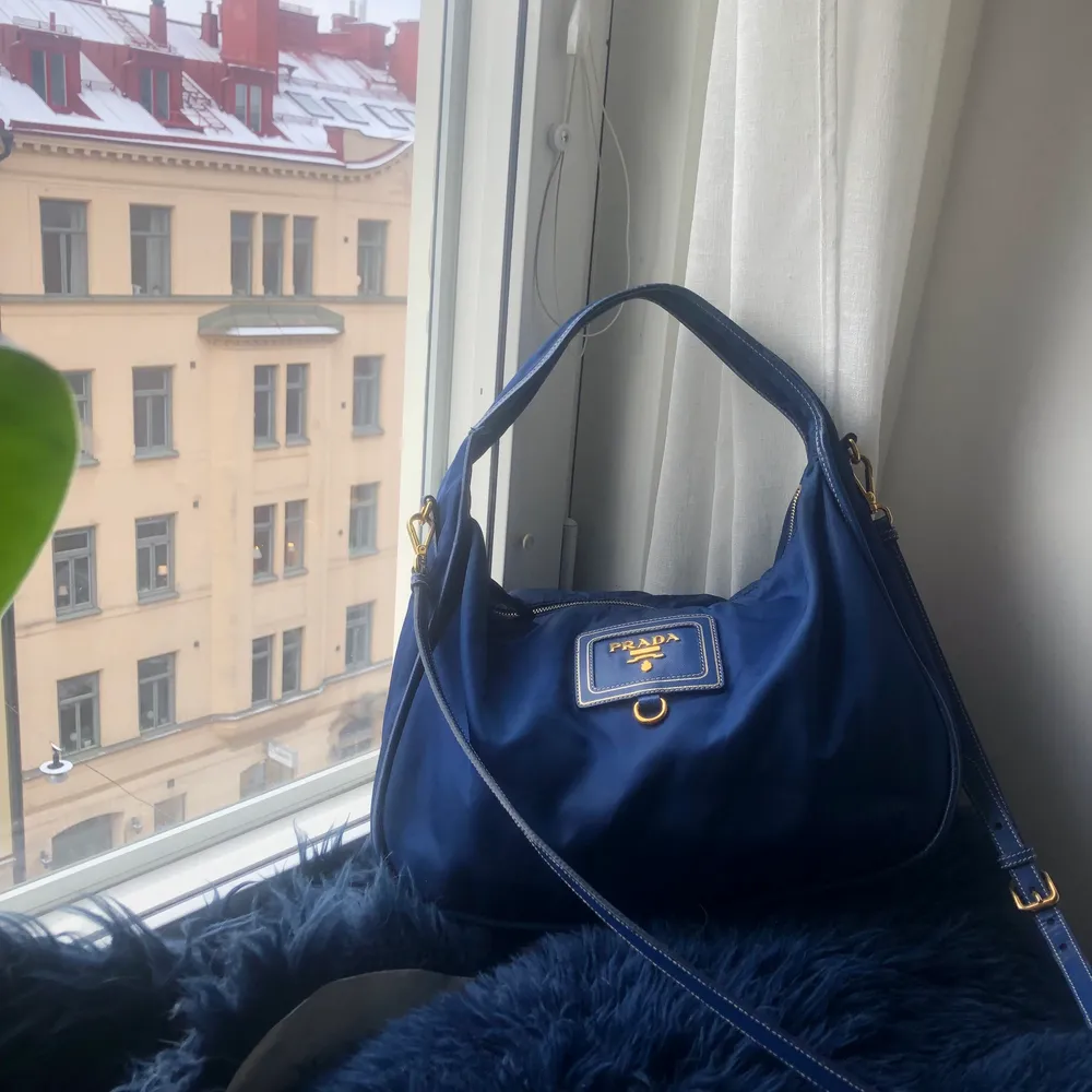 Äkta Prada väska i mörkblå färg💙💙 En större variation av Re-Nylon Re-Edition 2000 💙💙🧿 finns äkthetsbevis🧚💙. Väskor.