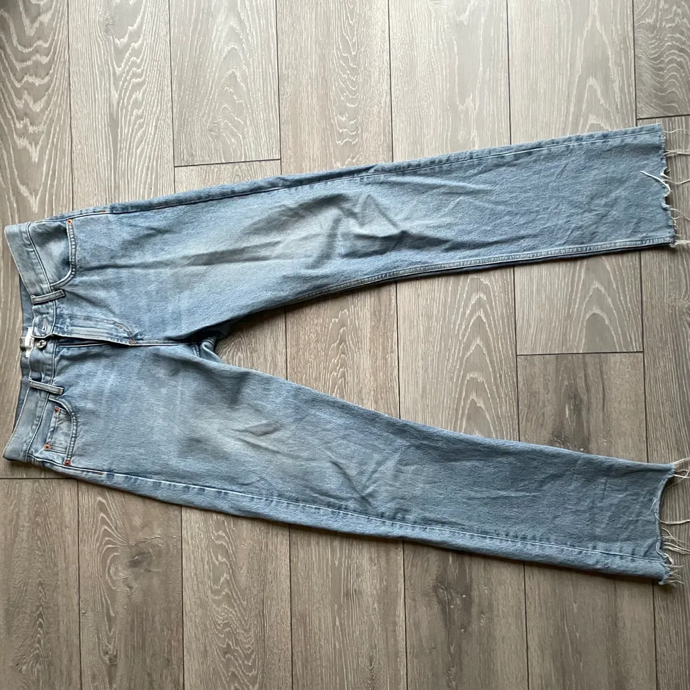Super snygga raka jeans från Mango! Perfekt längd för mig som är 173cm. Storlek 40/L. Jeans & Byxor.