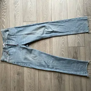 Super snygga raka jeans från Mango! Perfekt längd för mig som är 173cm. Storlek 40/L