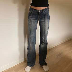 Ett par supersnygga lågmidjade jeans från Guess Jeans💙 Fin blå färg med streck på sig! De är min mammas gamla och finns därför inte att köpa längre. Jättefint skick på de! Midjemått - ca 80cm. Skriv till mig om ni har några funderingar eller vill ha fler bilder! 