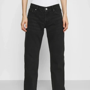 Lågmidjade jeans - Lågmidjade jeans från weekday i modellen arrow storlek xs-s som är för små på mig. Använda men i bra skick. Har sytt in ett snöre i midjan pga den satt löst men kan självklart ta ut snöret eller skicka med. Skriv för fler bilder💕