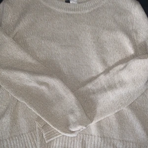 Stickad tröja  - Beige stickad tröja i storlek S/M ! Använd några gånger  men fin! Pris och frakt kan såklart diskuteras! Är öppen för byten