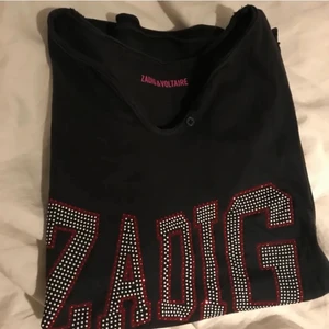 Zadig tshirt - Säljer denna Zadig T-shirten som jag nästan aldrig använt. Köparen står för frakten. 💕 kommer starta budgivning om långa är intresserade. Kan inte posta förens nästa vecka!