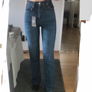 Stradivarius jeans  - Mörkblå jeans från Stradivarius men slit. Storlek 32. Byxorna är i bra skick! 