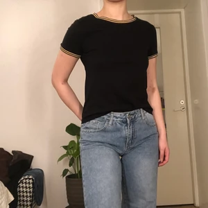 T-shirt  - Enkel och Basic T-shirt med en fin detalj i kragen🤍