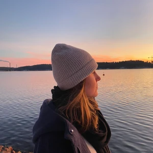 kashmirmössa 100% - Hej! Mitt UF företag säljer Kashmirmössor i 100% Kashmir för endast 395kr. Man kan även få en reflextråd insydd om man vill för att den ska få ett praktiskt syfte⚡️Vi levererar till dörren gratis inom Stockholm annars kostar frakten. 