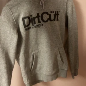 DirtCült hoodie - Säljer min dirtcult hoodie då den har blivit förliten ser inprincipt ut som ny å inga defekter på trycket Ny pris 599kr 💕köparen står för frakt 💕