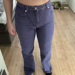 Jag säljer dessa lila jeans från Zara i storlek 40 som jag absolut älskar men får ingen användning för tyvärr. Jag köpte dom för 500 kr men säljer för mindre än hälften för att lättare sälja dom. Jag kan mötas upp och kan frakta för +66 kr (skickalätt) 💕