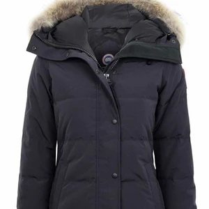 CANADA GOOSE PRIS KN DISKUTERAS  - jätte fin canada goose köpt för 12900kr från johnells. Haft i mindre än ett år så den är i perfekt skick, säljs pga att det inte är min stil mer! Säljer den billigare vid snabb köp! Bilder kan skickas i DM!