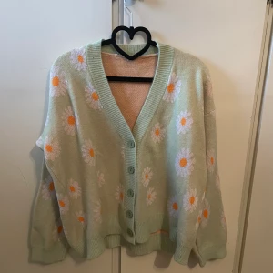 Blommig kofta  - Oanvänd blommig kofta i perfekt skick, super nu till våren! Storlek one size