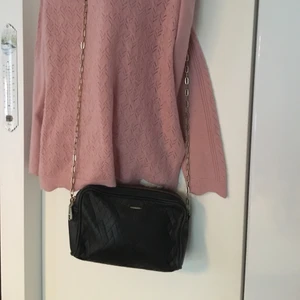 Uterque läder handväska. Svart. - Uterque läder handväska i superfint skick. Med många praktiska fack både med och utan dragkedja. Rent utan synliga defekt.fri frakt 