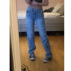 Supersnygga ljusblå jeans⚡️💗 - Säljer nu mina super snygga ljusblå jeans i bra skick. Väldigt fin passform och färg. Jag är 162 och dom går lite längre än till marken på mig💗