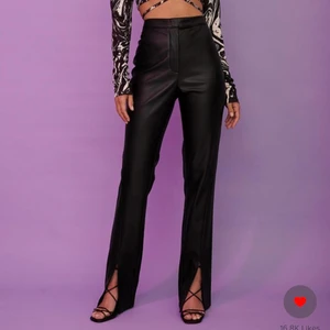 PU-byxor med slits  - Säljer dessa skinnbyxor med slits från NA-KD. Originalpris var 499, mitt pris är 180 + frakt. Helt oanvända!!