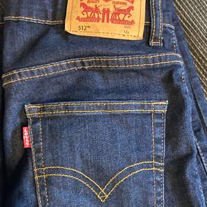 Säljer ett par skinny Levis jeans, i modellen 512. Det är i barnstorleken 12A och passar mig som är 158. Dem är sparsamt använda, och kommer tyvärr inte längre till användning. Passar både tjejer och killar, köparen står för frakten💙