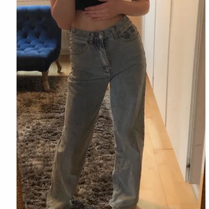 Jeans🌸⚡️ - Säljer nu ett par jeans då dom är förstora för mig. Bilden är min så kommer sitta bättre på någon som har större storlek än mig (min storlek-32). Om man inte vill ha dom lite större. Jag är 163 och dom är lite för lång för mig. Aldrig använda. 