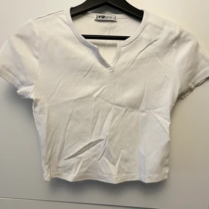 Croppad T-shirt  - Storlek S, frakt på 20kr tillkommer