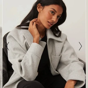 Jacka NAKD - Riktigt snygg kort jacka från NA-KD, helt ny med alla lappar kvar! Slut i nästan alla storlekar, buda från 500