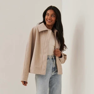 Kort kappa  - Kort beige kappa från NA-KD, jättesnygg! Fint skick! Nypris: ca 400-600kr💕🌸🌸🙌🏼❤️ storlek 34, men sitter lite overzised. 