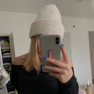 Ljusbeige stickad mössa - Ljusbeige stickad mössa från lindex. Använd fåtal gånger. Köpt för 199:-. Säljer för 90:-.