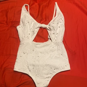Badkläder - En jättefin bikini från H&M som jag aldrig har använt, det är inte min stil. Köpte den för 250kr och säljer det för 60 kr.